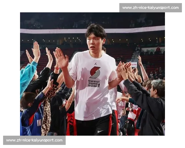 杨瀚森 NBA 选秀夜藏爱！袖口绣女友名 + 情侣手链实锤，青梅竹马太甜了